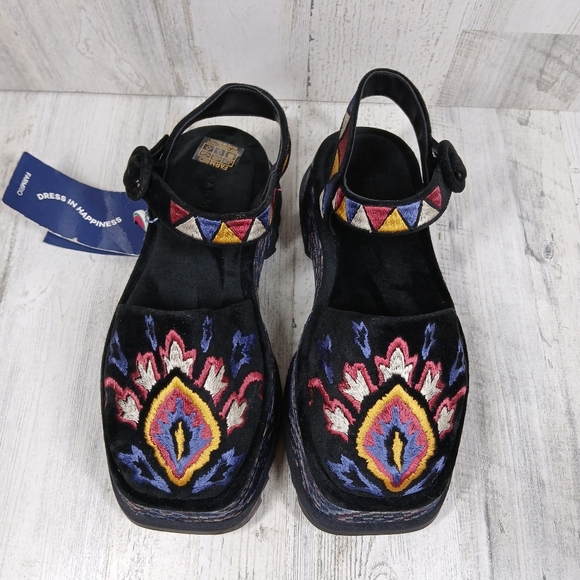 New without box
Farm Rio Black Closed Toe Platform Sandals #1409 - Picture 3 of 11